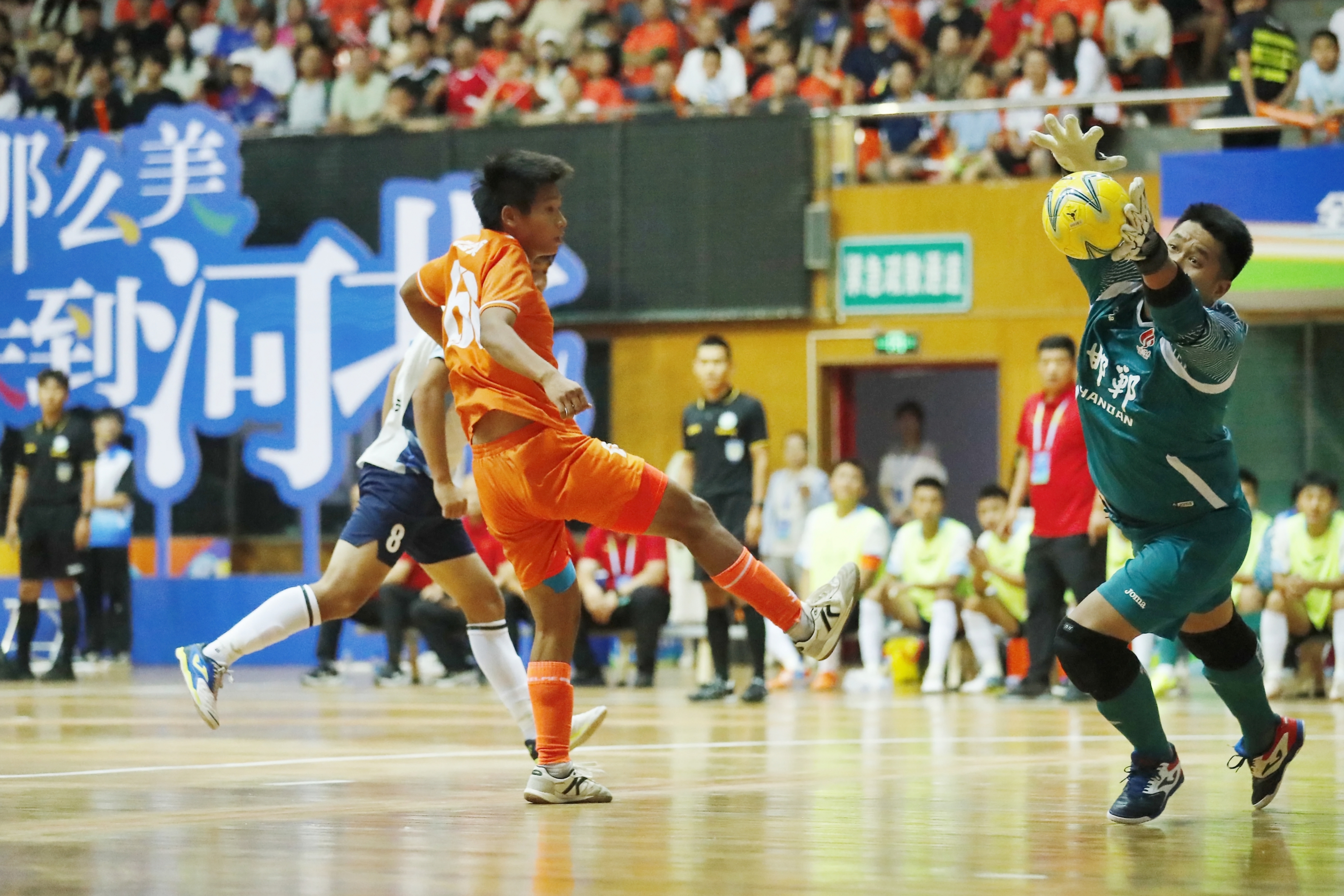 关于河北队员表现出色，帮助球队稳步领先排名榜首的信息